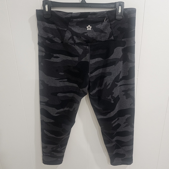 Tuff Athletics Camo High Waisted Crop Leggings Large Gray Black - Picture 13 of 13